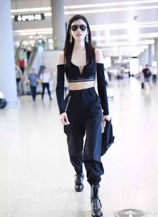 奚梦瑶机场三套服装秀出超模身材, 而这双三次都穿的马丁靴要火?