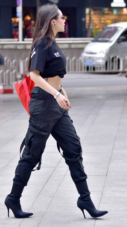 街拍:气质小姐姐帅气长裤尽显曼妙身姿，那不拘风格的气质心动了