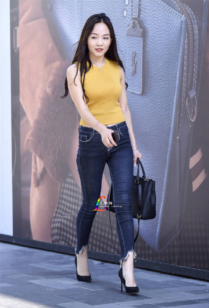 街拍北京女孩:夏天来了，个个都是大长腿，穿衣时尚，让人羡慕!