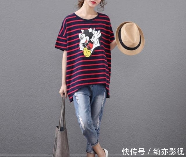  「以试一下」T恤叠穿或搭配不同款式的牛仔裤，都是春夏最nice穿搭CP！
