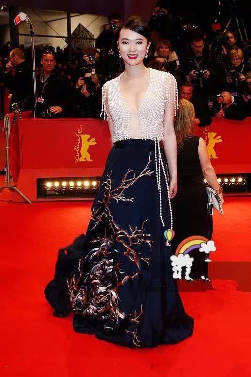 黄璐偏要穿小一码的抹胸裙,看这上半身都勒成什么样子了!