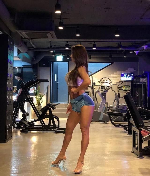 健身房穿高跟鞋，秀身材秀出了新高度，别有一番风味