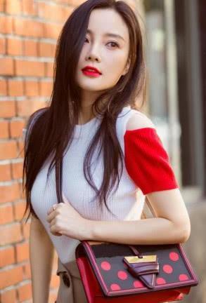 李小璐这条裙子火了两个夏天，她穿上这么好看！网友：故意这么短