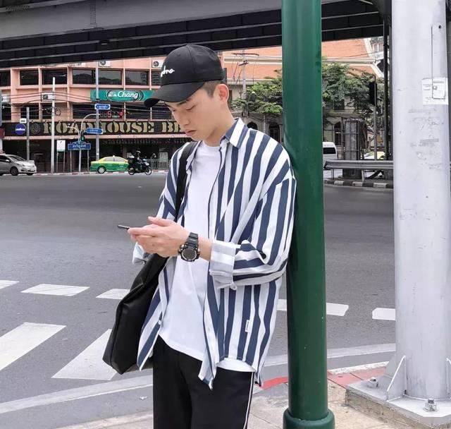  「条纹」距离征服春夏穿搭，就差一件条纹单品的距离