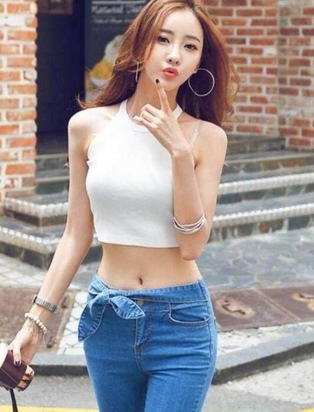 街拍紧身牛仔裤简单又时尚，个性的装扮百搭很受女人喜爱！