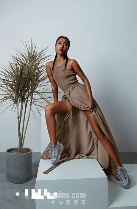 吉克隽逸最新泳装大片曝光 身材性感火辣 皮肤黑到发亮