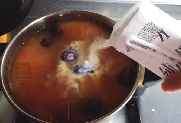  『奶茶』这是《穷人的阿胶》。妈妈每天必须喝一杯。它能养气养血。她50岁还不老