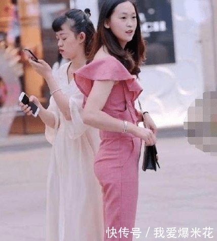 『身材是真』街拍:小姐姐穿粉红色连体裤,身材真好!回头的一瞬间却让人傻眼