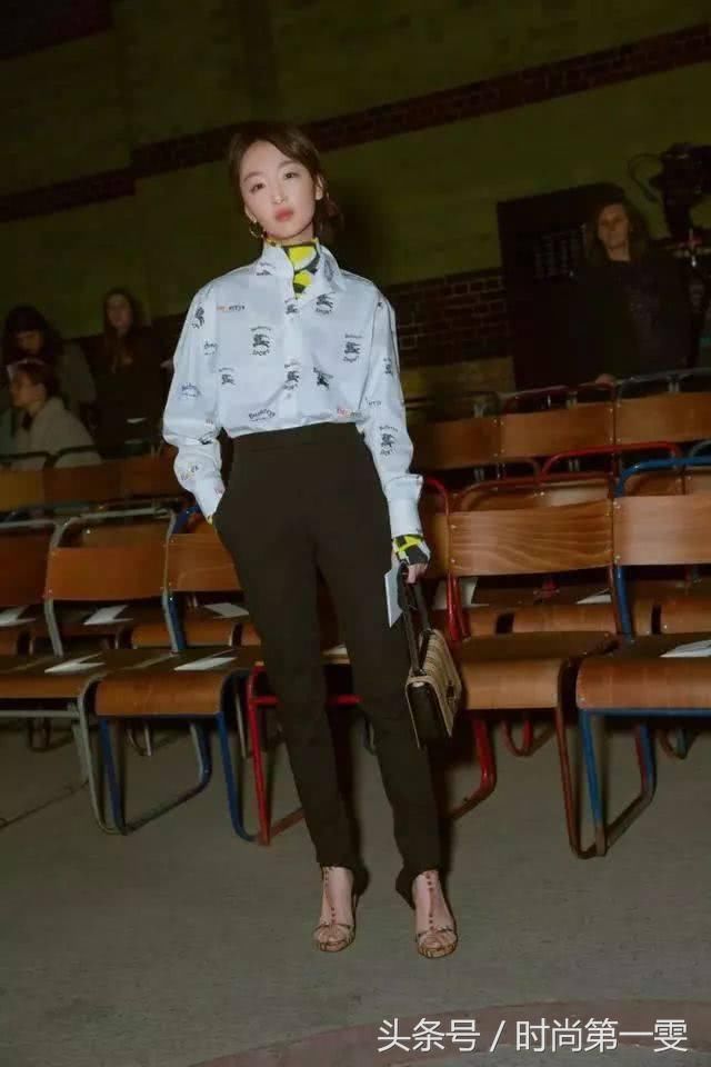 周冬雨胆真大！长外套配宽松运动裤 网友：一般人还真不敢这样穿