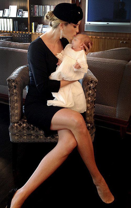 38岁的伊万卡:深V吊肩短裙身材凹凸有致，最后一张姿势太胆大!