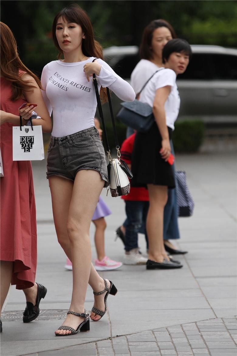 街拍美女:普通的紧身T恤能穿成这样诱惑，只有她了，你们觉得呢