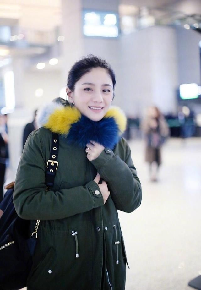 胡可身机场，42岁依然美艳，网友:还好安吉没遗传他爸!