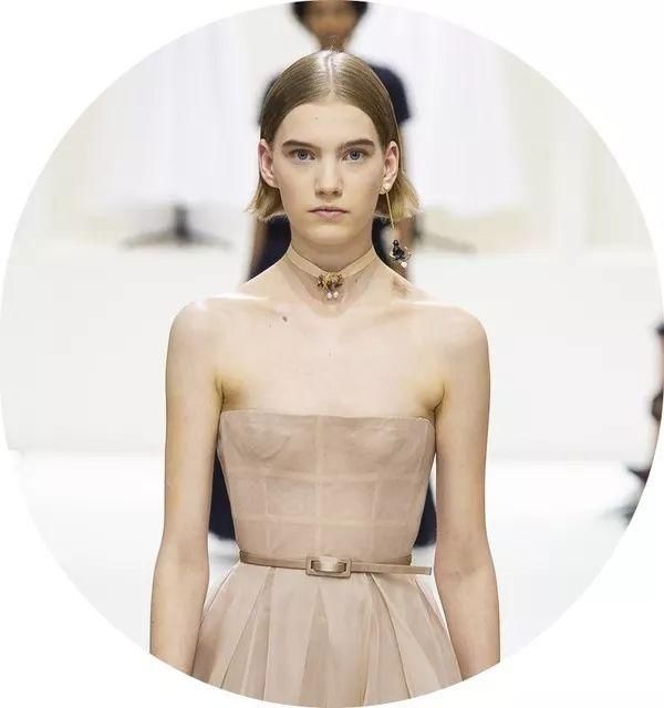 迪奥究竟有什么魔法让景甜如此着迷?