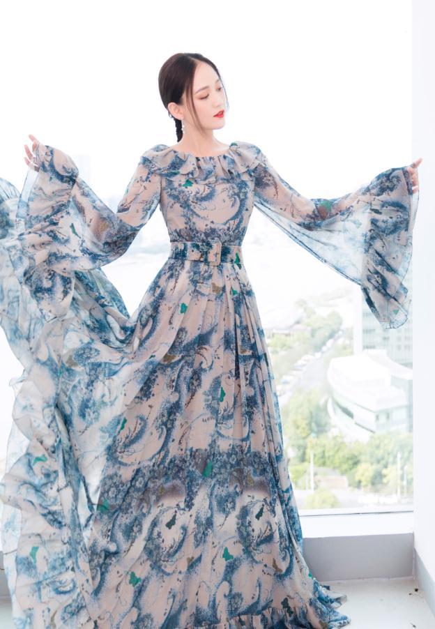 陈乔恩身穿蕾丝黑裙，年近40的她保养得这么好，说25岁都有人信！