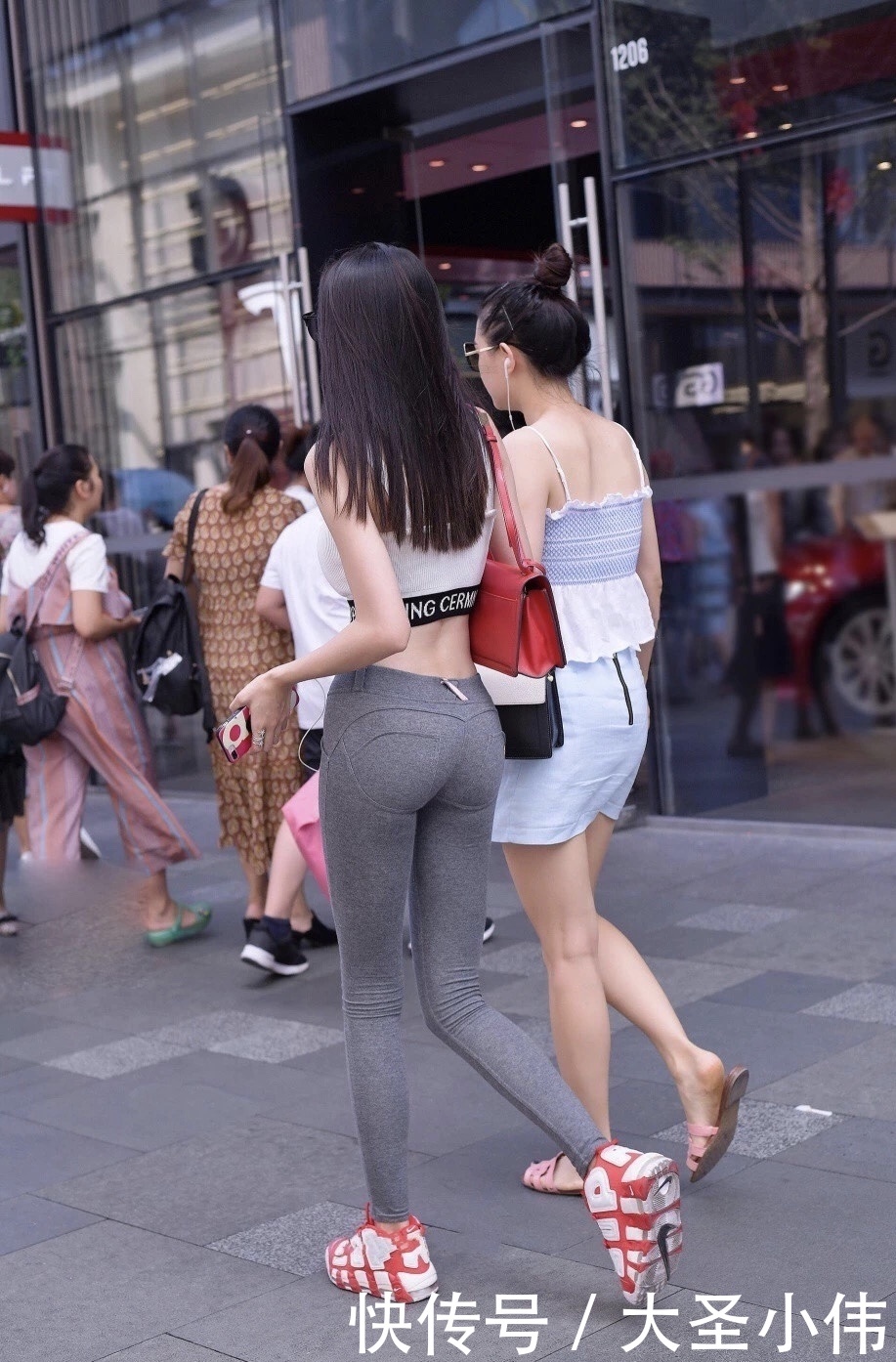 闺蜜■美女街拍:闺蜜出街,一个丸子头乖乖女,一个黑长直小腰精,我都爱!