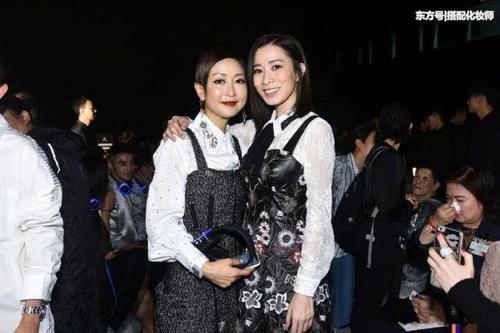 现实里的佘诗曼没有娘娘的气场，穿这衣服显老气，远不及秦岚！