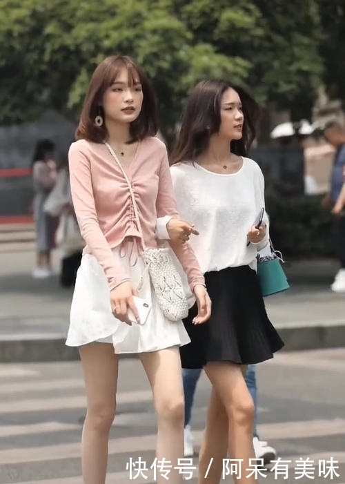  [美女]美女太“年轻”了,和女神穿闺蜜装,腿像10年没洗一样,佩服！