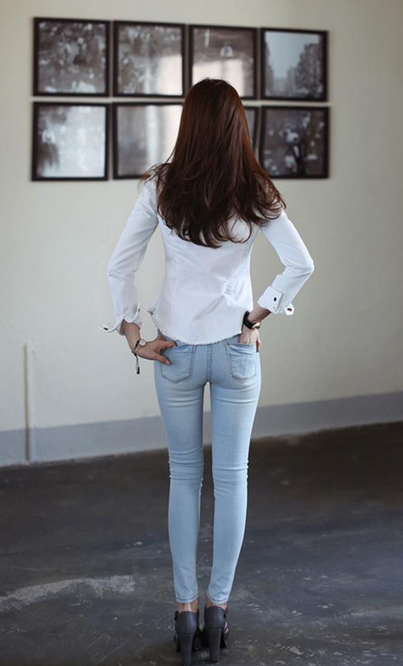 时尚紧身牛仔裤, 简单的搭配, 突出了女孩的好身材