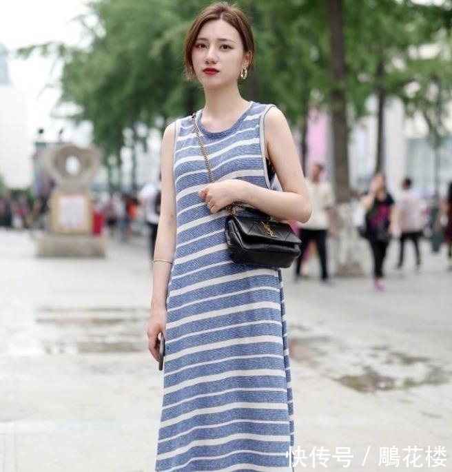  #美女#美女街拍：时尚柔美的牛仔短裤小姐姐，气质独特，尽显曼妙身材！