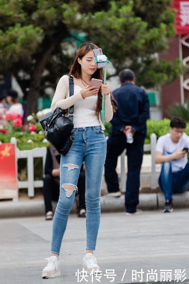街拍:高颜值的主播在时尚街头玩直播,也不忘自