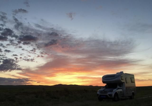 自驾房车在内蒙草原和暴风雨赛跑，被巨大的乌云盖顶是什么感受？