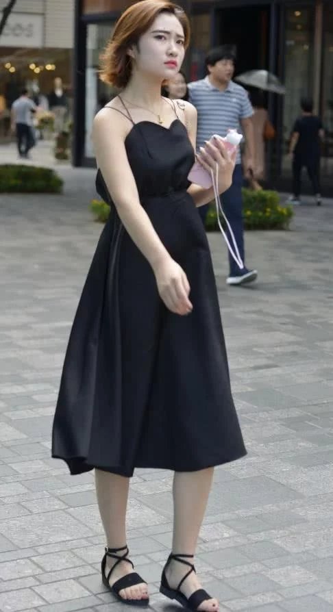 性感短发小姐姐，黑色漏背吊带长裙显诱人极致身材，背影真的好迷