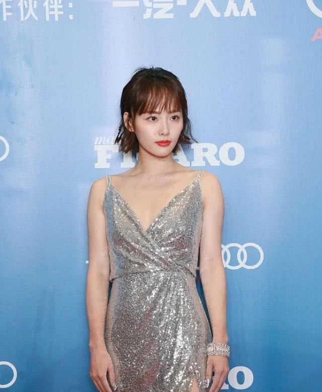 『 开叉』高开叉大胆秀腿，腿和脸差两个白度，张嘉倪一件吊带裙slay全场
