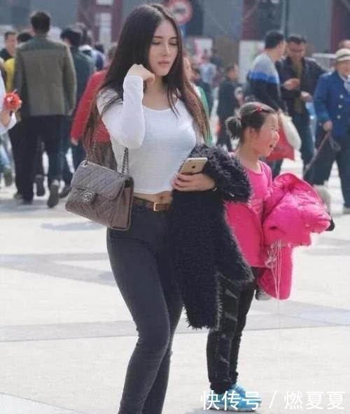  【美女】春暖花开的季节，时尚美女喜欢穿着紧身裤逛街，自信秀出凹凸感身材！