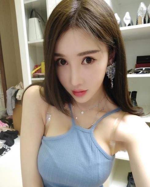 身材火辣的气质美女，不管是超短裙还是超短裤都能轻松驾驭