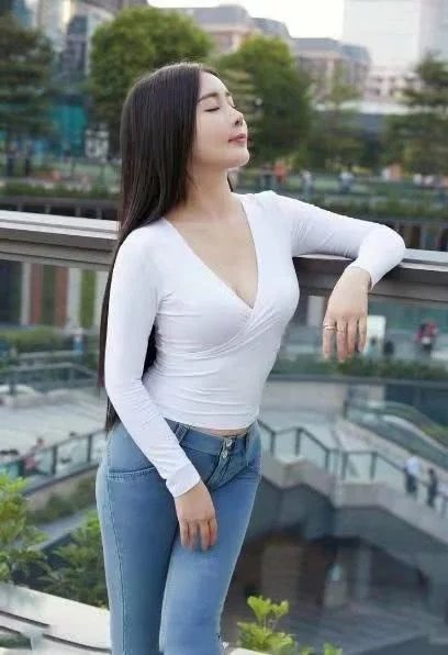 永远都不过时的紧身牛仔裤，小姐姐秀出蛮腰秀出时尚，性感事业线