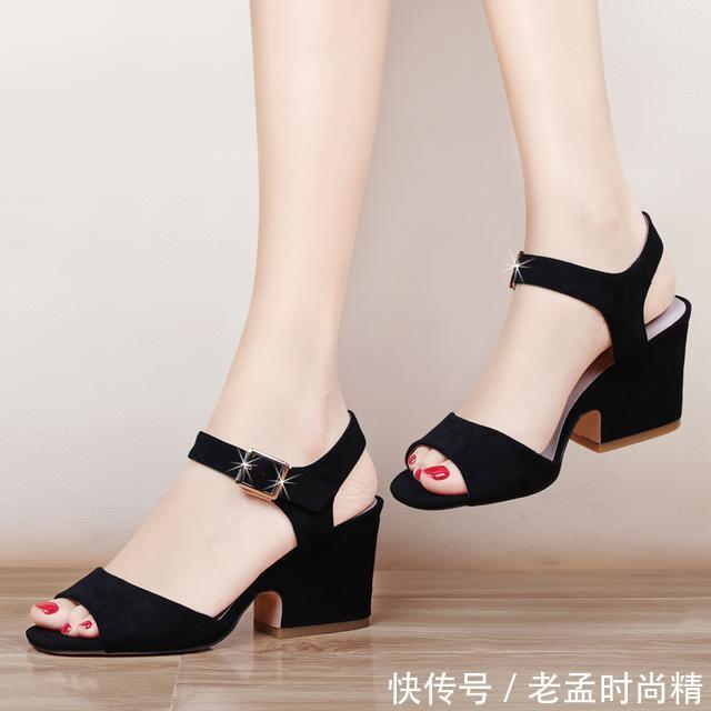 特别:粗跟搭扣凉鞋时尚百搭,穿着走路特别平稳,展现出优雅自如的美
