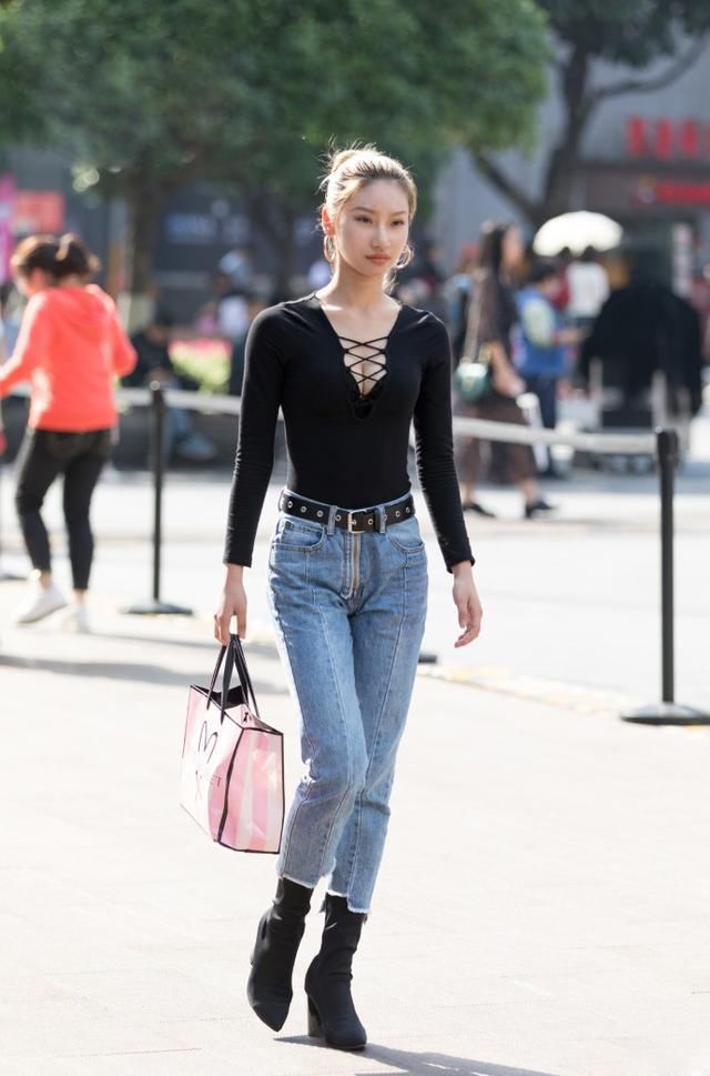 小勐拉街拍:“绝世街拍美女”，想必就是她这样的吧!