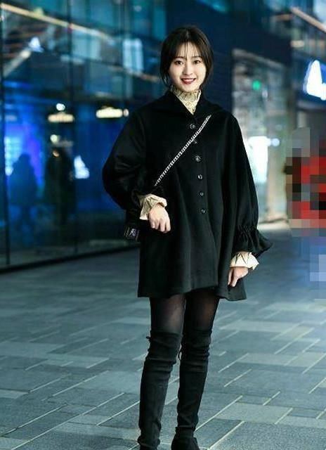  #美女#养眼女神街拍：面带笑容的美女，一条黑色的连衣裙，清新靓丽迷人