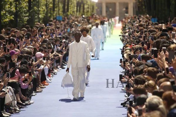 夏天就要穿清爽的白色!小白裙小白鞋穿起来又瘦又仙!