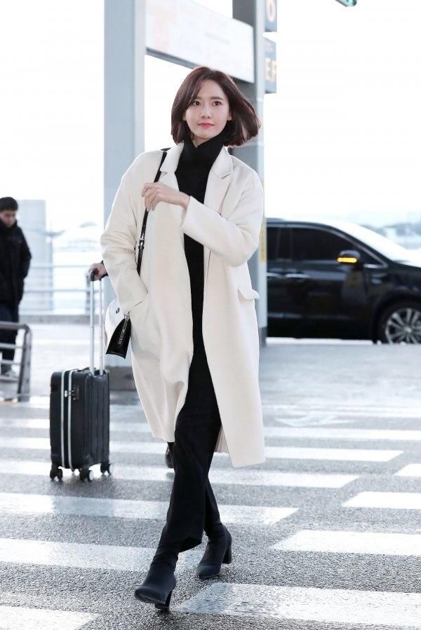 林允儿牛仔裤配短靴穿出壮硕感，近照微笑吓坏网友:40岁的眼睛