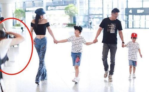 冉莹颖红色T恤就能穿出婀娜身姿，就是裤头勒得太紧，看着都累！