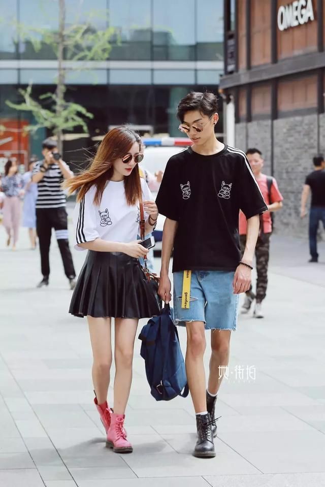 街拍:小黑裙这么穿最时髦!