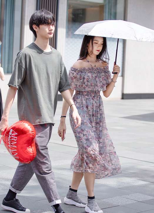 街拍:半透明才性感!现在女生穿的越来越凉快，这是潮流吗!