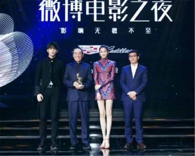 关晓彤穿波形条纹连衣裙，撞衫32岁辛芷蕾，气质完全被压了下去