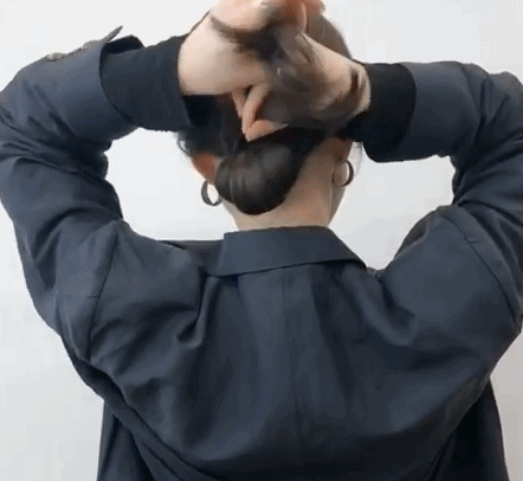  将头发梳齐■天气越来越热了，两分钟抓个低发髻好时髦