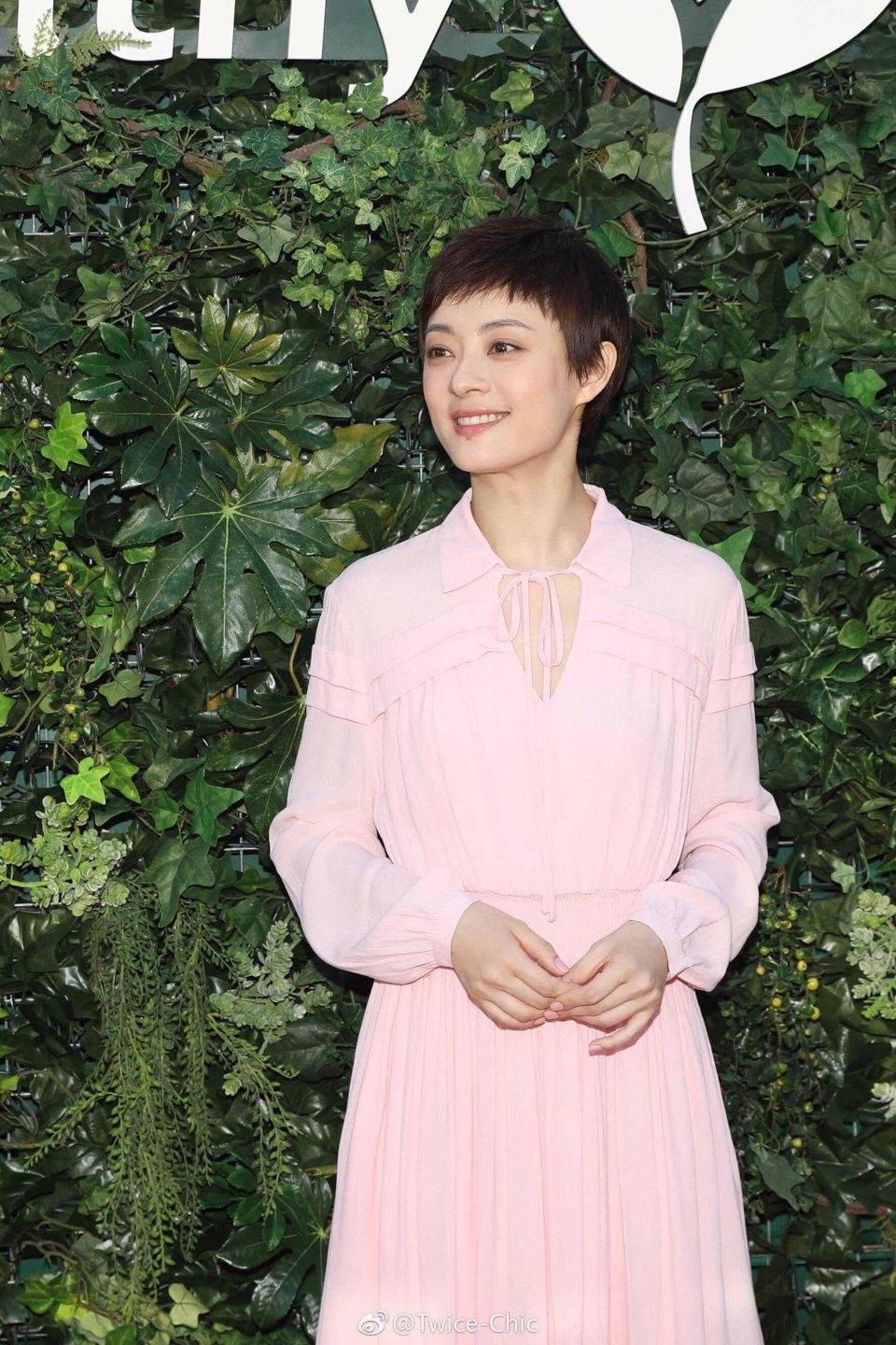 本以为杨幂是最会穿粉色的明星，但看到热巴才知道谁是人间水蜜桃