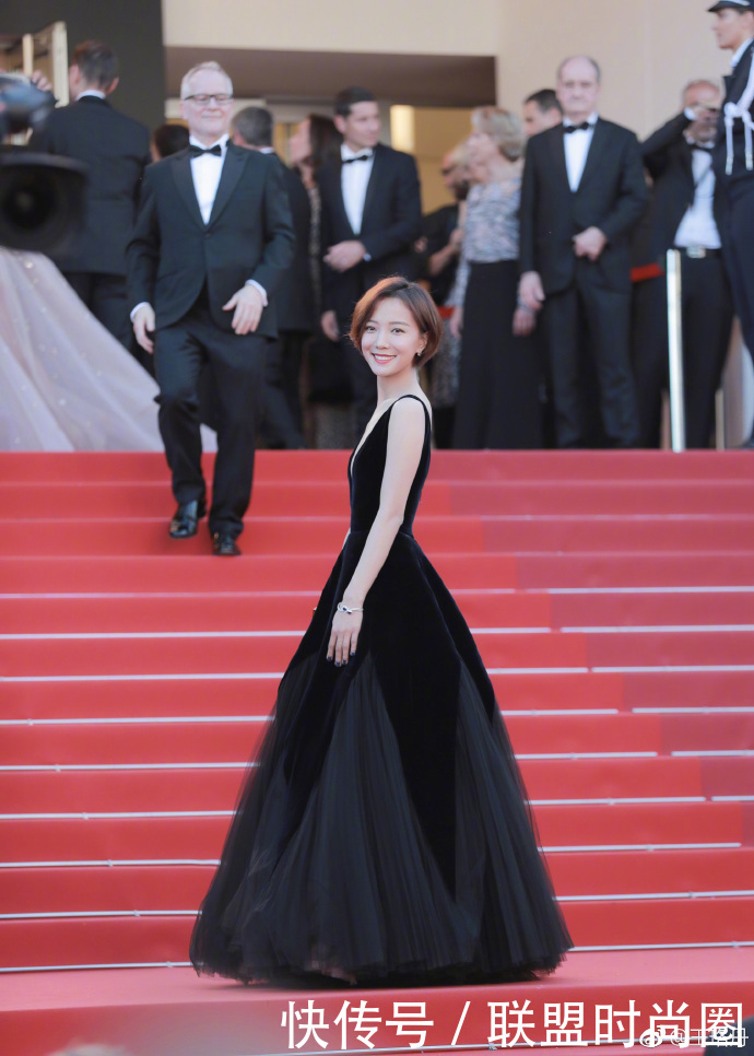 王珞丹真敢穿！全身只穿一件黑西装，搭配皮短靴却显腿粗！