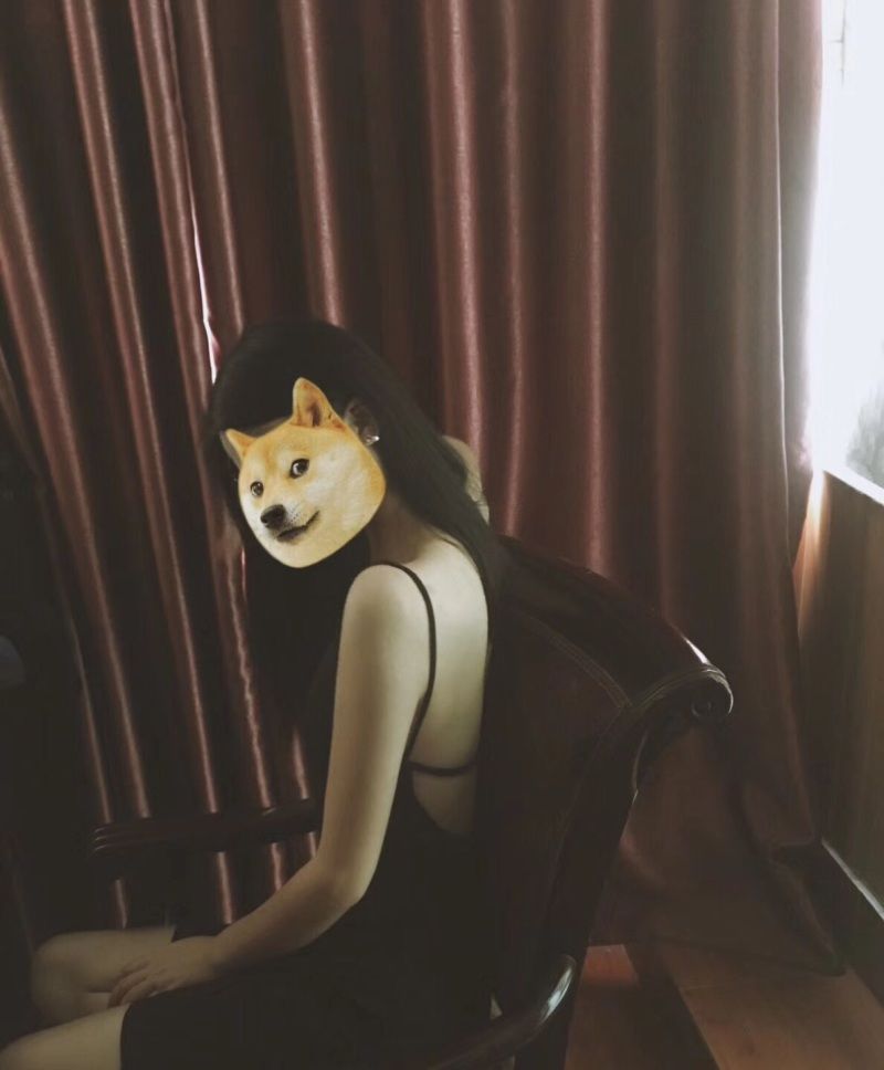 穿衣风格成迷的中年少女