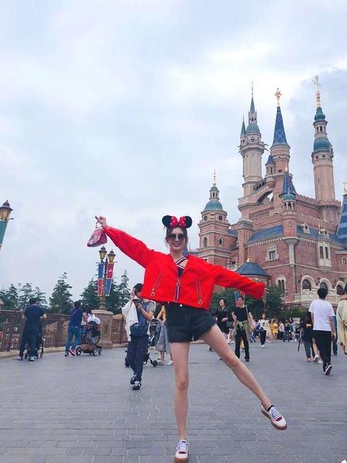 街拍：31岁江疏影, 直筒裤还要露脚踝