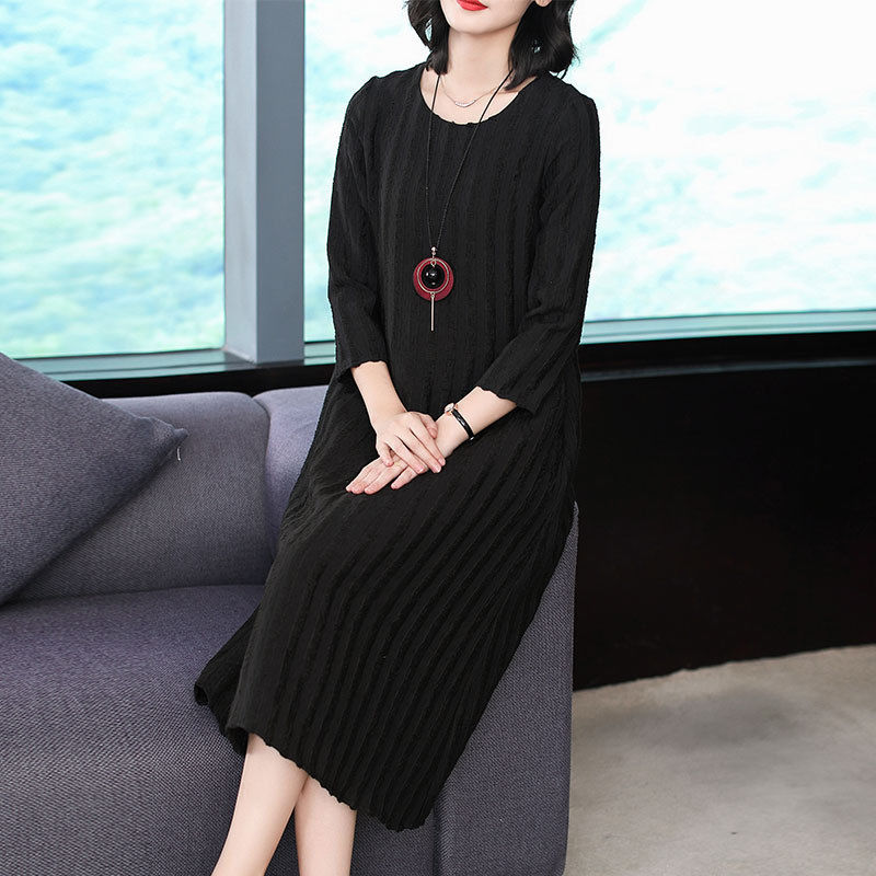 秋天别老穿土气的衬衫，穿穿长款“冻龄裙”，显瘦显高，超迷人