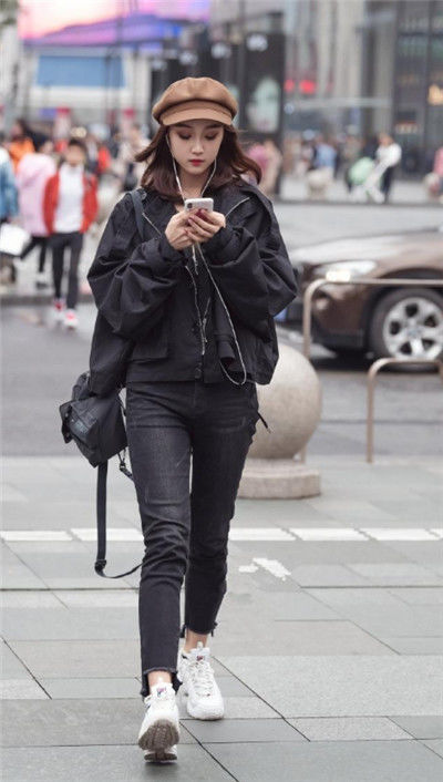 身穿|街拍:容颜动人的小美女,身穿黑色装,时尚干练又大方