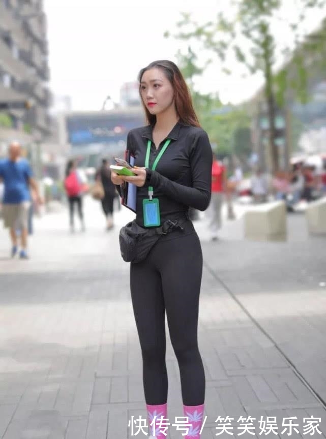 显得■街拍:短袖衫搭配紧致有型的打底裤,显得活力四射颇具魅力!