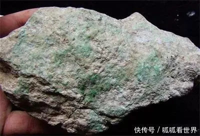  「大叔」农民大叔深山挖出块石头坚称是翡翠，不小心磕掉一块，