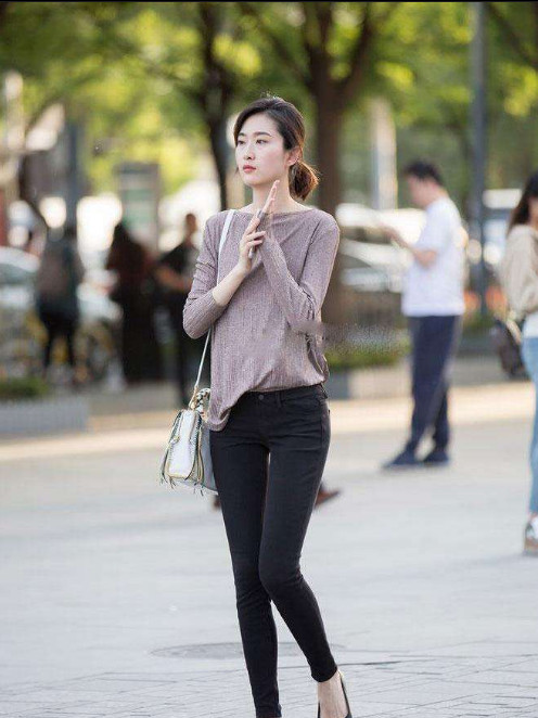 紧身裤更是塑造淑女气质，气场压倒一片路人款，穿多久都不会过时
