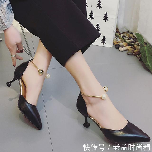  最新款：谁说凉鞋过时了？看看今年的最新款，一款比一款漂亮
